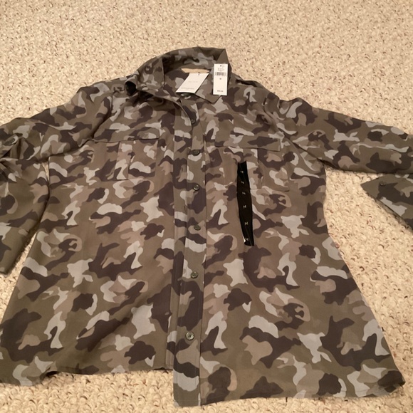NWT Camouflage Banana Republic Shirt - Medium - Picture 5 of 6
